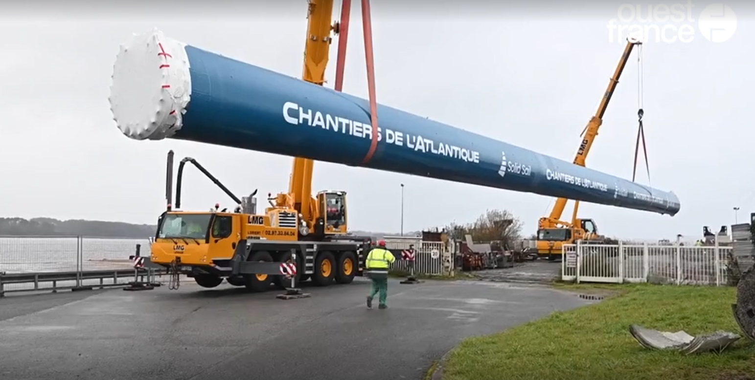LOCATION GRUES BRETAGNE MORBIHAN LORIENT Levage d'un mât de 66m de long poids 32T