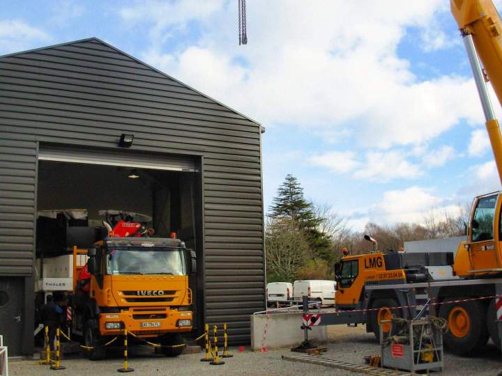 Camion grue en atelier Morbihan