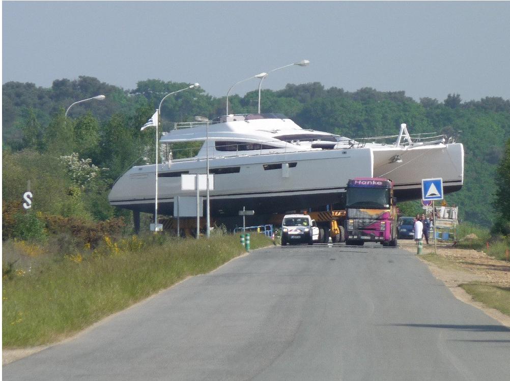 Transport sur route fermée d'un catamaran de 10m de large